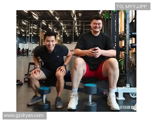 姚明肚子照片引发热议网友纷纷调侃其健身效果与饮食习惯